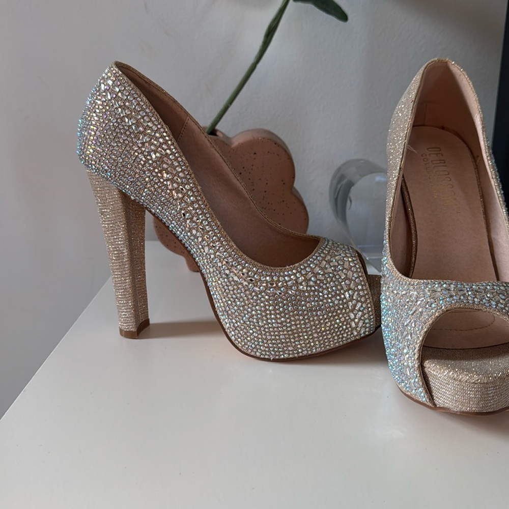 Beautiful 4” heals wore them one time